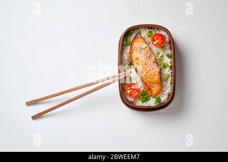 Boîte à bento de déjeuner de style japonais. Concept de livraison à emporter ou de nourriture. Banque D'Images