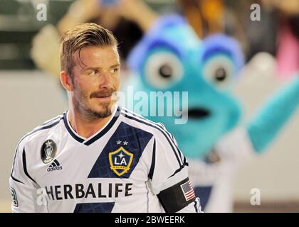 David Beckham est acclamé par LA mascotte de LA Galaxy 'Cosmos' pendant le jeu MLS avec les tremblements de terre de San Jose au Home Depot Center, Carson, Californie. 23 mai 2012 Banque D'Images