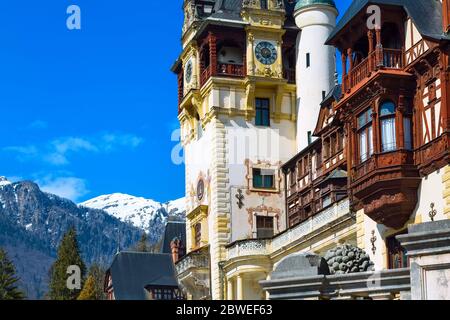 Château de Peles à Sinaia, Roumanie, montagnes Bucegi sommets enneigés Banque D'Images