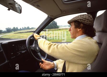 Jackie Stewart pilotant une Ford Sierra Cosworth sur la piste de course 1988 d'Oulton Park Banque D'Images