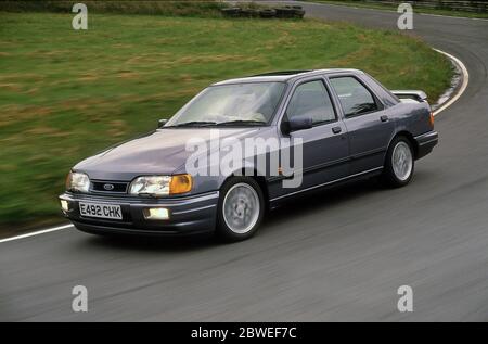 Jackie Stewart pilotant une Ford Sierra Cosworth sur la piste de course 1988 d'Oulton Park Banque D'Images