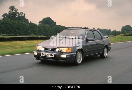 Jackie Stewart pilotant une Ford Sierra Cosworth sur la piste de course 1988 d'Oulton Park Banque D'Images