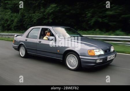 Jackie Stewart pilotant une Ford Sierra Cosworth sur la piste de course 1988 d'Oulton Park Banque D'Images