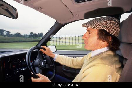 Jackie Stewart pilotant une Ford Sierra Cosworth sur la piste de course 1988 d'Oulton Park Banque D'Images