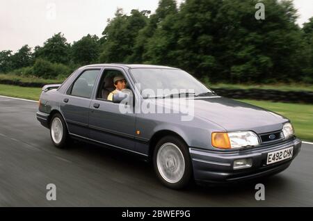 Jackie Stewart pilotant une Ford Sierra Cosworth sur la piste de course 1988 d'Oulton Park Banque D'Images