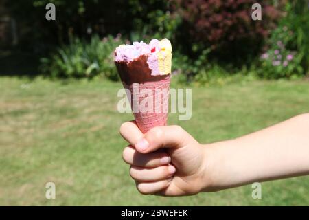 Porte-main pour garçons Tesco Rainbow Ice Cream Cone, jour, été, 2020 Banque D'Images