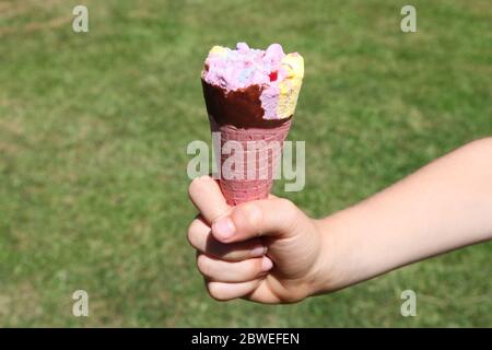 Porte-main pour garçons Tesco Rainbow Ice Cream Cone, jour, été, 2020 Banque D'Images