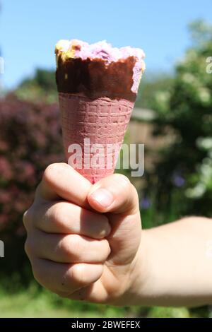 Porte-main pour garçons Tesco Rainbow Ice Cream Cone, jour, été, 2020 Banque D'Images