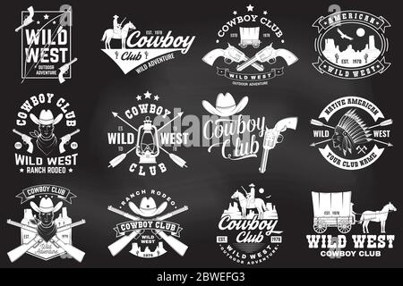 Ensemble de badges de club de cow-boy sur le tableau noir. Illustration vectorielle. Concept pour chemise, logo, imprimé, timbre, tee-shirt avec cowboy et fusil de chasse. Motif typographique vintage avec silhouette de carabine sauvage de l'ouest et de l'ouest. Illustration de Vecteur