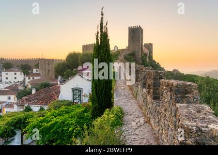 Obidos, Portugal, Europe. Vue sur le centre-ville historique au coucher du soleil Banque D'Images