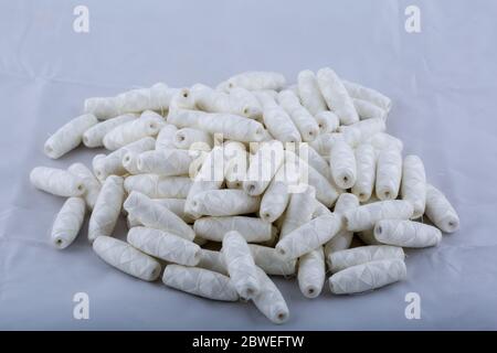 Beaucoup de fils de coton dans des bobines éparpillées sur la table. Matériaux pour la couture et la couture d'aiguilles. Banque D'Images