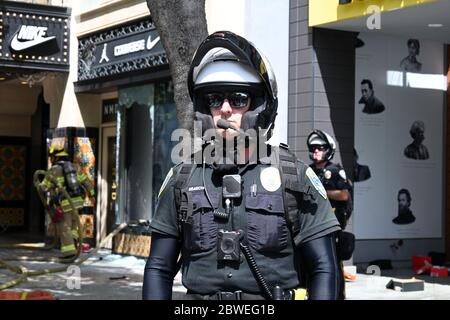 Santa Monica, États-Unis. 31 mai 2020. CALIFORNIE, ÉTATS-UNIS. 30 2020 MAI : un policier de Santa Monica tient une garde devant un magasin éviscéré du Shoe Palace au centre commercial de Santa Monica place lors d'une manifestation sur la mort de George Floyd, le samedi 30 mai 2020, à Santa Monica, Des manifestations ont eu lieu dans les villes américaines à la suite du décès de Floyd, un homme noir décédé après avoir été bridé par les policiers de Minneapolis le 25 mai. (Photo de IOS/Espa-Images) crédit: Agence européenne de photo sportive/Alamy Live News Banque D'Images