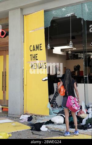 Santa Monica, États-Unis. 31 mai 2020. CALIFORNIE, ÉTATS-UNIS. 30 2020 MAI : une femme se tient devant un magasin de Wasteland pillé lors d'une manifestation à la suite de la mort de George Floyd, le samedi 30 mai 2020, à Santa Monica, en Californie. Des manifestations ont eu lieu dans les villes américaines à la suite de la mort de Floyd, Un homme noir qui est décédé après avoir été bridés par les policiers de Minneapolis le 25 mai. (Photo de IOS/Espa-Images) crédit: Agence européenne de photo sportive/Alamy Live News Banque D'Images