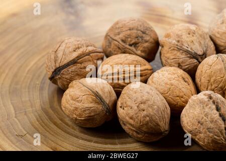 Gros plan sur une table à partir d'une coupe de tronc de peuplier, anneaux de croissance. Texture de bois brûlé. Banque D'Images