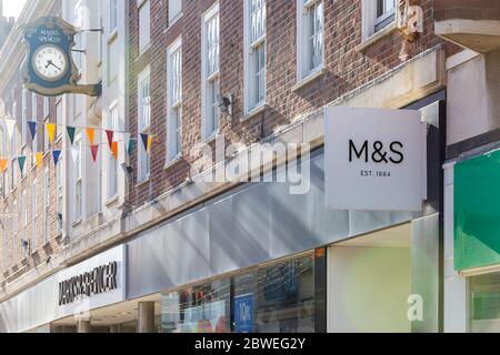 Worthing, Sussex, Royaume-Uni ; 29 mai 2020 ; Facade of Marks & Spiners Store à angle oblique avec signalisation et grande horloge visible. Banque D'Images