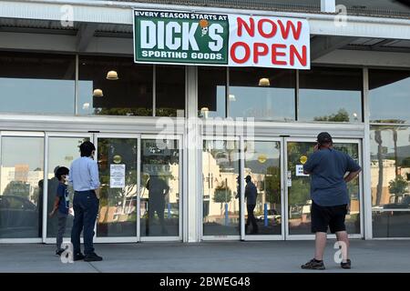 Pasadena, États-Unis. 31 mai 2020. CALIFORNIE, ÉTATS-UNIS. 30 2020 MAI : les gens regardent un magasin d'articles de sport Dick's monter à bord lors d'une manifestation sur la mort de George Floyd, samedi 30 mai 2020, à Pasadena, en Californie. Des manifestations ont eu lieu dans les villes américaines à la suite de la mort de Floyd, Un homme noir qui est décédé après avoir été bridés par les policiers de Minneapolis le 25 mai. (Photo de IOS/Espa-Images) crédit: Agence européenne de photo sportive/Alamy Live News Banque D'Images