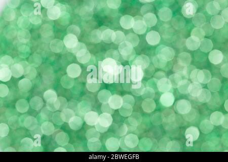 Flou doux photographié fond bokeh vert. Lumières de Noël. Banque D'Images