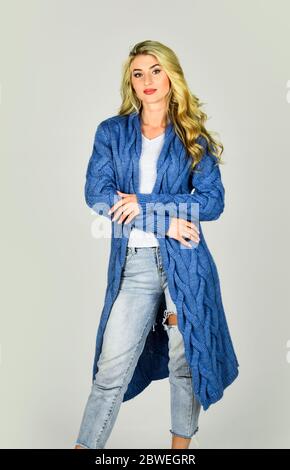 Gilet surdimensionné pour votre confort. Gilet tendance. Ensemble fille élégant avec gilet en laine cachemire douce. Femme porte un gilet long tricoté. Tenue confortable. Chaud et confortable. Magasin de vêtements. Banque D'Images