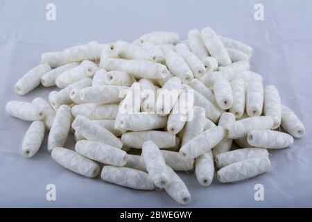 Beaucoup de fils de coton dans des bobines éparpillées sur la table. Matériaux pour la couture et la couture d'aiguilles. Banque D'Images