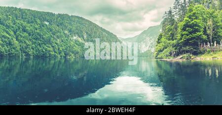 Paysage avec brouillard le matin dans le lac de la forêt. Paysage de lac de montagne, forêt verte de brouillard sous les nuages. Environnement naturel tranquille, paysage alpin Banque D'Images