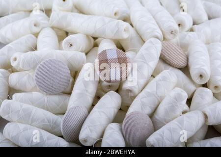Beaucoup de fils de coton dans des bobines éparpillées sur la table. Matériaux pour la couture et la couture d'aiguilles. Banque D'Images