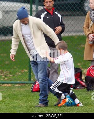 David Beckham emmène ses fils au football et montre ses compétences en équipe avec Cruz, Los Angeles, CA. Novembre 2011 Banque D'Images