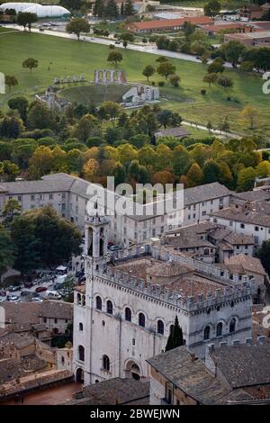 Aperçu de Gubbio (Ombrie, Italie) vu d'en haut avec le Palazzo dei Consoli et l'amphithéâtre romain Banque D'Images