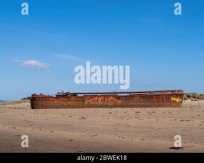 YELLAND, NORTH DEVON, Royaume-Uni - MAI 28 2020 : épave de navire abandonnée, sur une rive sablonneuse. Coque rouillé sur la plage. Profil. Banque D'Images