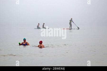 Portobello, Édimbourg, Écosse, Royaume-Uni. 1er juin 2020. Brouillard ou haar de mer précoce (fret maritime) sur la côte côtière de Firth of Forth, 12 degrés centigrade mais se sent plus chaud qu'hier en raison de peu ou pas de vent. Sports nautiques sur l'eau et les familles en prévision de la levée du brouillard et du retour du soleil, devrait atteindre 21 degrés. Banque D'Images