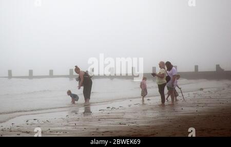 Portobello, Édimbourg, Écosse, Royaume-Uni. 1er juin 2020. Brouillard ou haar de mer précoce (fret maritime) sur la côte côtière de Firth of Forth, 12 degrés centigrade mais se sent plus chaud qu'hier en raison de peu ou pas de vent. Sports nautiques sur l'eau et les familles en prévision de la levée du brouillard et du retour du soleil, devrait atteindre 21 degrés. Banque D'Images