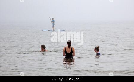 Portobello, Édimbourg, Écosse, Royaume-Uni. 1er juin 2020. Brouillard ou haar de mer précoce (fret maritime) sur la côte côtière de Firth of Forth, 12 degrés centigrade mais se sent plus chaud qu'hier en raison de peu ou pas de vent. Sports nautiques sur l'eau et les familles en prévision de la levée du brouillard et du retour du soleil, devrait atteindre 21 degrés. Banque D'Images