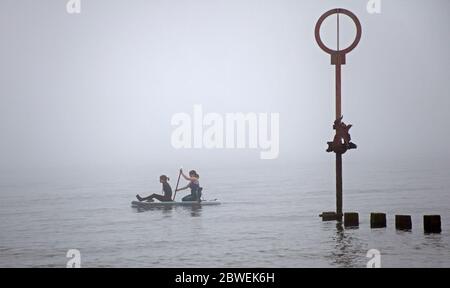 Portobello, Édimbourg, Écosse, Royaume-Uni. 1er juin 2020. Brouillard ou haar de mer précoce (fret maritime) sur la côte côtière de Firth of Forth, 12 degrés centigrade mais se sent plus chaud qu'hier en raison de peu ou pas de vent. Sports nautiques sur l'eau et les familles en prévision de la levée du brouillard et du retour du soleil, devrait atteindre 21 degrés. Banque D'Images