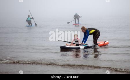 Portobello, Édimbourg, Écosse, Royaume-Uni. 1er juin 2020. Brouillard ou haar de mer précoce (fret maritime) sur la côte côtière de Firth of Forth, 12 degrés centigrade mais se sent plus chaud qu'hier en raison de peu ou pas de vent. Sports nautiques sur l'eau et les familles en prévision de la levée du brouillard et du retour du soleil, devrait atteindre 21 degrés. Banque D'Images