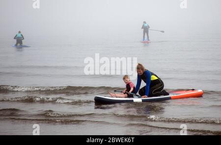 Portobello, Édimbourg, Écosse, Royaume-Uni. 1er juin 2020. Brouillard ou haar de mer précoce (fret maritime) sur la côte côtière de Firth of Forth, 12 degrés centigrade mais se sent plus chaud qu'hier en raison de peu ou pas de vent. Sports nautiques sur l'eau et les familles en prévision de la levée du brouillard et du retour du soleil, devrait atteindre 21 degrés. Banque D'Images