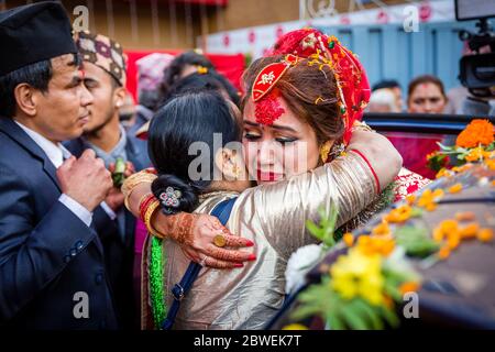 Katmandou,Népal - février 10,2019 : mariée pleurant avec la mère avant de partir pour la maison de marié. Détails de la cérémonie de mariage de mariage hindou Banque D'Images