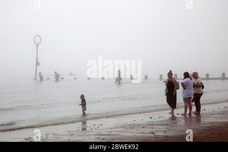 Portobello, Édimbourg, Écosse, Royaume-Uni. 1er juin 2020. Brouillard ou haar de mer précoce (fret maritime) sur la côte côtière de Firth of Forth, 12 degrés centigrade mais se sent plus chaud qu'hier en raison de peu ou pas de vent. Sports nautiques sur l'eau et les familles en prévision de la levée du brouillard et du retour du soleil, devrait atteindre 21 degrés. Banque D'Images