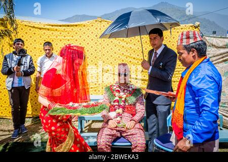 Katmandou,Népal - Mars 13,2019 : mariée accueillant Groom pendant la cérémonie de mariage.Détails de mariage hindou cérémonie de mariage.Hindous rituels de mariage Banque D'Images