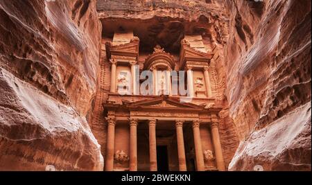 Petra Jordanie. Vue du Trésor de la Siq. Banque D'Images