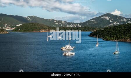 Vue sur le port de Charlotte Amalie, St Thomas, îles Vierges américaines. Banque D'Images