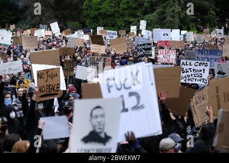 Les manifestants de George Floyd se préparent à marcher du parc Laurelhurst au bureau du shérif du comté de Multnomah le troisième jour d'action à Portland, en Oregon, le 30 mai 2020. (Photo par Alex Milan Tracy/Sipa USA) Banque D'Images