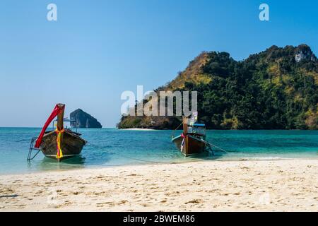 Trois bateaux à longue queue au large de Koh Poda à Krabi en Thaïlande Banque D'Images