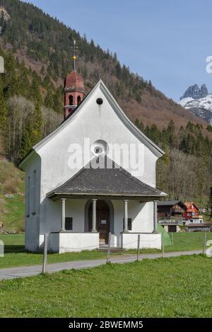 Petite église sur la vallée d'Engelberg dans les alpes suisses Banque D'Images