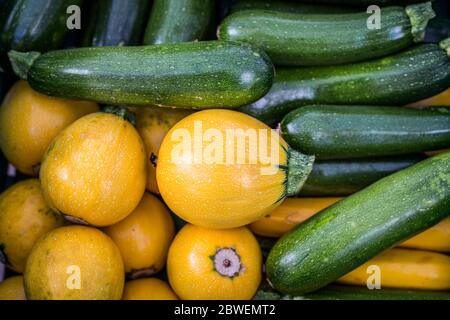 Légumes frais, citrouille jaune et courgettes vertes dans le marché des légumes. Les légumes artistiques de fond alimentaire Banque D'Images