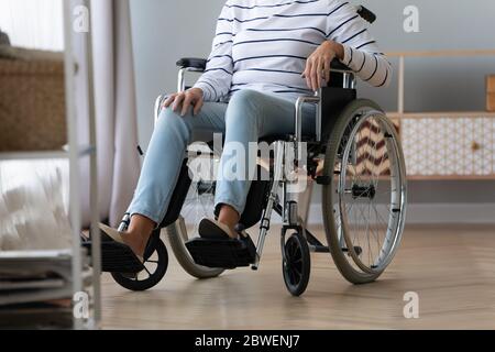 Impossible de marcher femme handicapée âgée assise en fauteuil roulant Banque D'Images