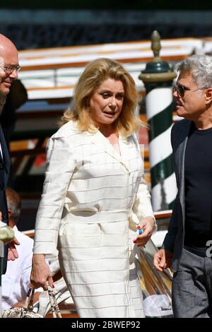 VENISE, ITALIE - SEPTEMBRE 04 : Catherine Deneuve est vue au 67ème Festival du film de Venise le 4 septembre 2010 à Venise, Italie. Banque D'Images