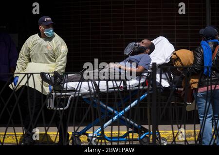 Beijing, États-Unis. 14 avril 2020. Le 14 avril 2020, les travailleurs de la santé emboîte un patient dans la salle d'urgence du Brooklyn Hospital Center de New York, aux États-Unis. POUR ALLER AVEC LES TITRES DE XINHUA DU 1er JUIN 2020 crédit: Michael Nagle/Xinhua/Alamy Live News Banque D'Images