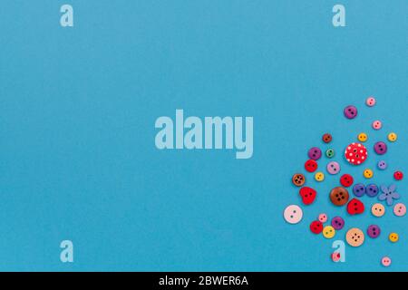 Les boutons multicolores sont dispersés sur la table. Vue de dessus avec espace de copie, plan de travail. Banque D'Images