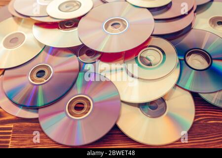 Ancienne technologie, déchets de collection de disques compacts décoration pour modèle vintage. cd concept de fond Banque D'Images