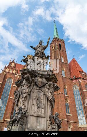 Wroclaw, Pologne - 16 août 2019 : statue de Saint-Jean-Nepomuk devant la Collégiale de la Sainte Croix et de Saint-Bartholomée. Banque D'Images