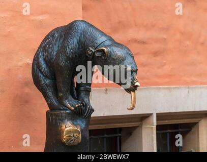 Wroclaw, Pologne - 16 août 2019 : Fontaine historique de l'ours à gauche de l'entrée de la vieille mairie, centre de la place du marché (rynek) Banque D'Images